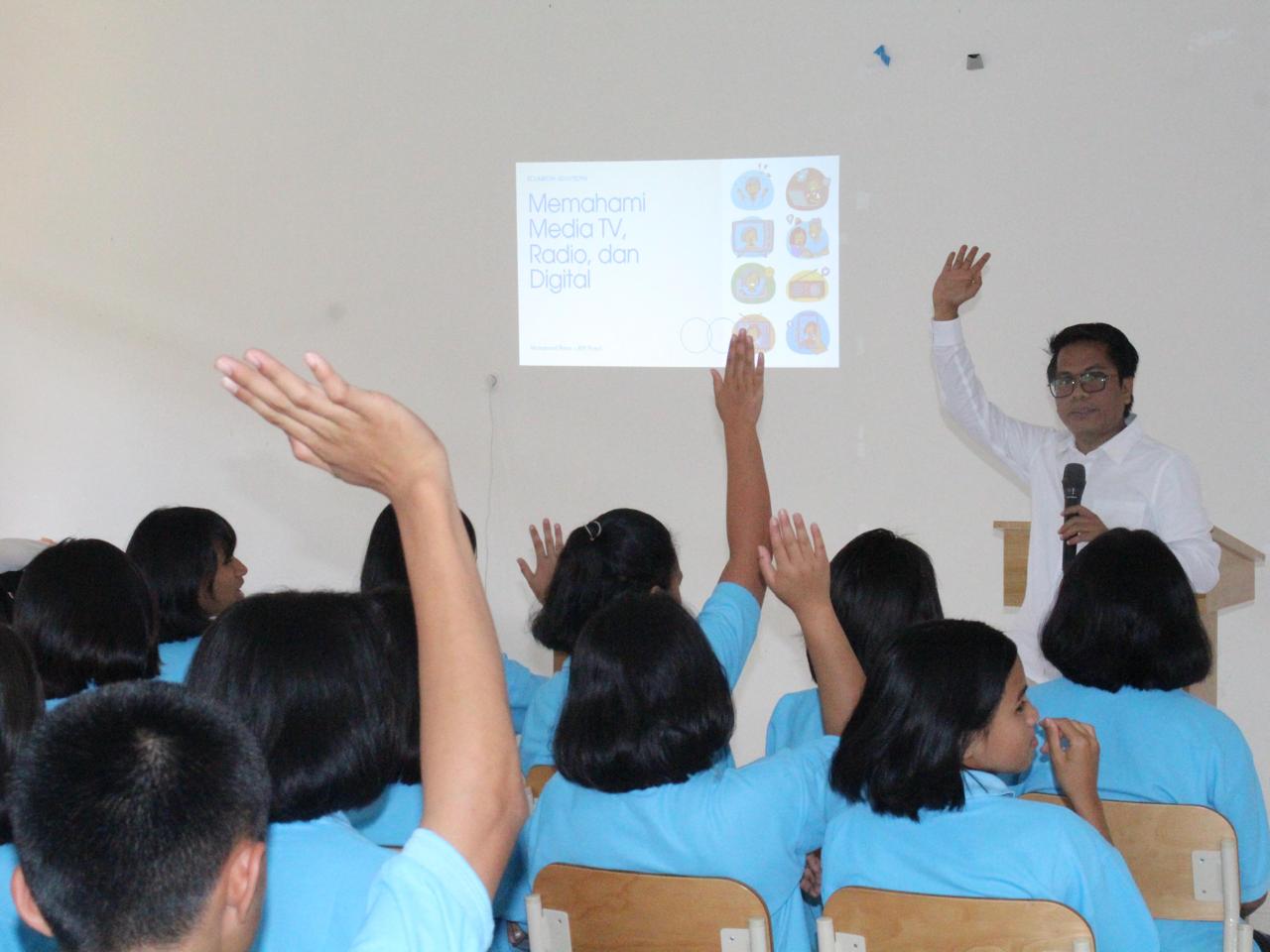 KPI Pusat Sosialisasikan Literasi Media di Sekolah Rakyat Tampusu