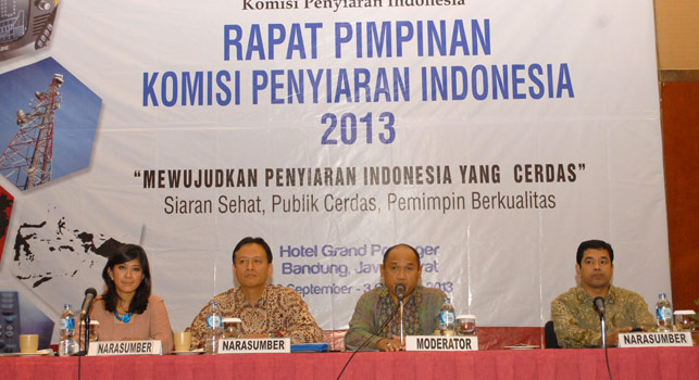 Anggota Komisi I Meutya Hafid, Perwakilan dari Kemen Kominfo Hendry Subiakto, Ketua KPI Pusat Judhariksawan sebagai narasumber seminar pada Rapim KPI 2013 dimoderatori oleh Anggota KPI Pusat Amirudin (Bandung, 01/10/2013)